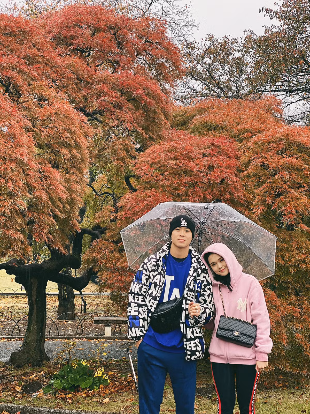 Hiện tại, vợ Duy Mạnh và chị gái đang sở hữu một cửa hàng kinh doanh đồ ngủ và mỹ phẩm khá lớn tại Hà Nội. Cô nàng cũng có những chiêu thức quảng cáo sản phẩm cực kỳ thông minh khi từng tổ chức chương trình tặng chữ kỹ cầu thủ cho người đến mua hay mời cả Hà Nội FC dự lễ khai trương.