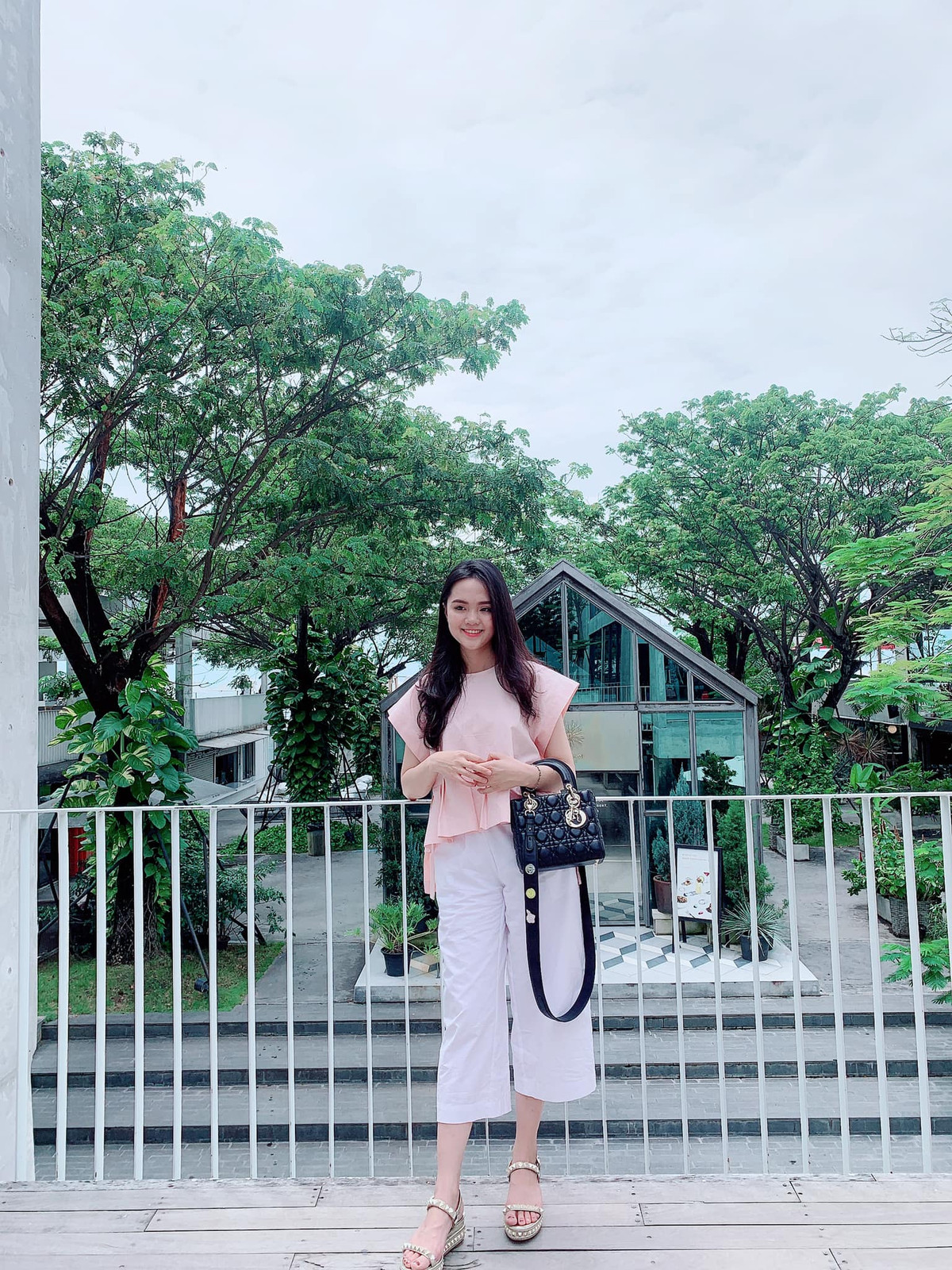 Có gia thế khủng, bố là ông Nguyễn Giang Đông, cựu chủ tịch CLB Sài Gòn, vợ sắp cưới của Duy Mạnh là Quỳnh Anh đúng chuẩn một nàng tiểu thư sống trong nhung lụa, sướng từ trong trứng nước. Thế nhưng cô nàng không hề ỷ lại mà sớm tự lập, hùn vốn kinh doanh cùng chị gái Huyền Mi (vợ cầu thủ Văn Quyết).