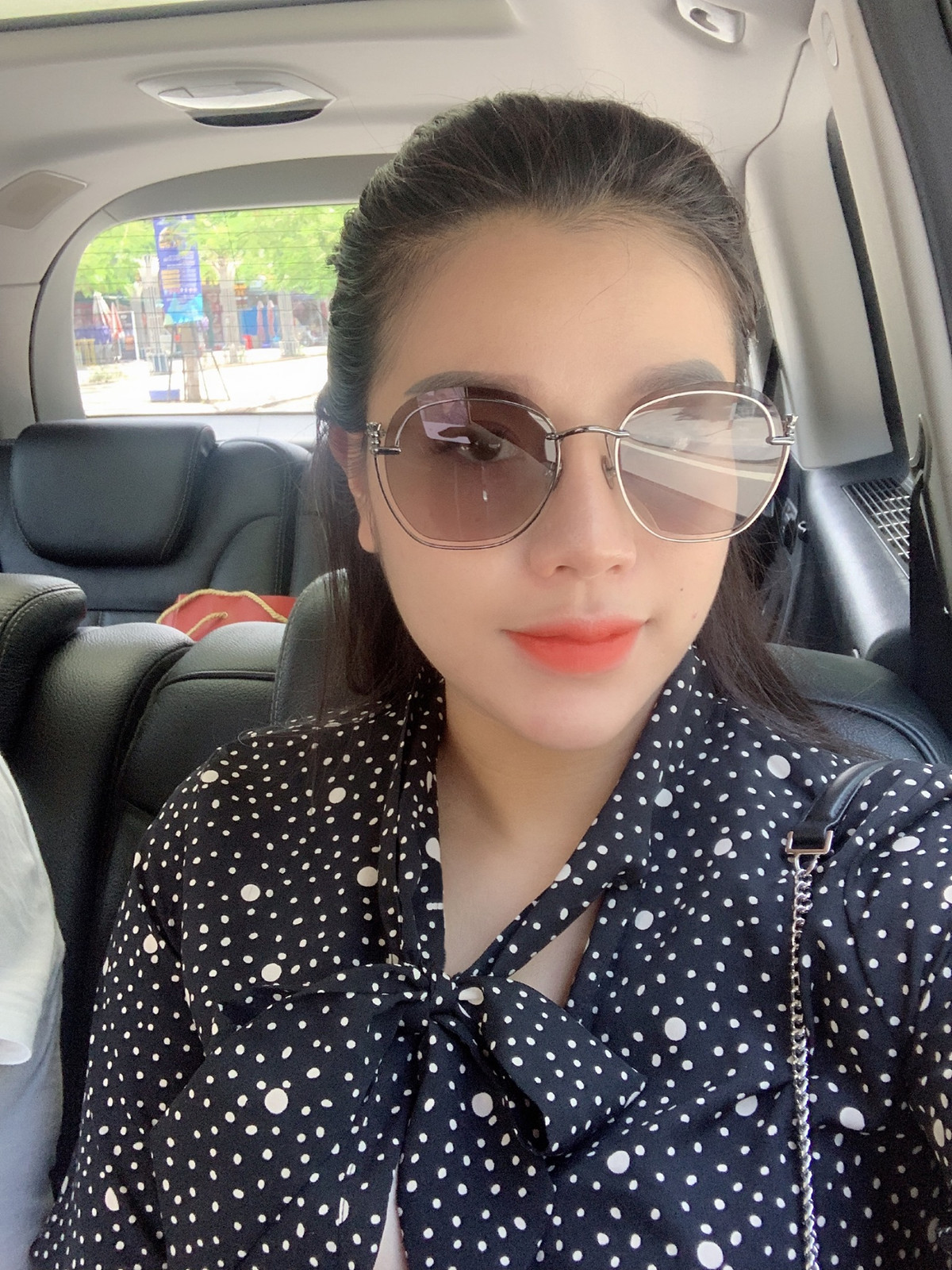 Vợ trung vệ Bùi Tiến Dũng cũng là tiểu thư của một gia đình giàu có, sở hữu chuỗi khách sạn, hàng quán lớn tại Bắc Ninh. Tiếp bước công việc kinh doanh của gia đình, Khánh Linh sớm tới làm việc, quản lý khách sạn cùng bố mẹ.