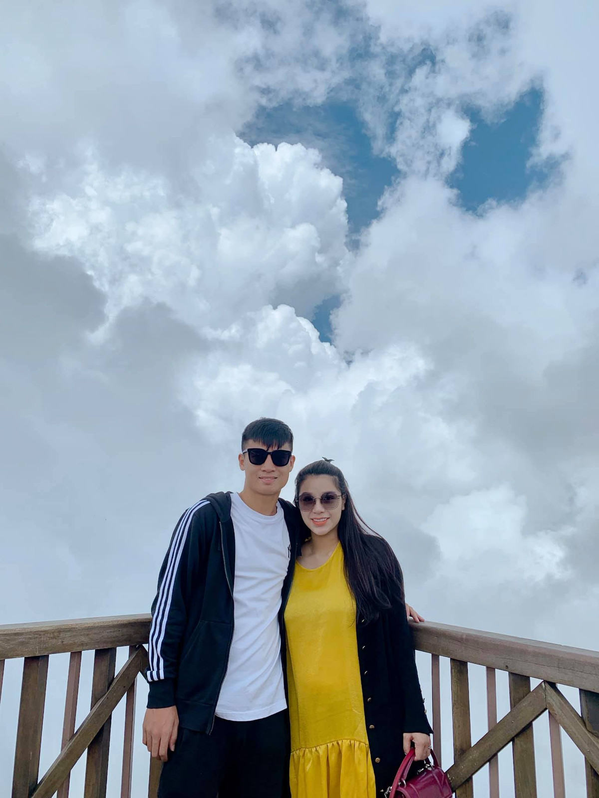 Thời gian gần đây, Khánh Linh còn kinh doanh thêm mặt hàng hoa quả nhập khẩu, rượu ngoại trên mạng xã hội. Sinh ra trong một gia đình kinh doanh nên cô nàng nhạy bén, sắc xảo buôn bán.