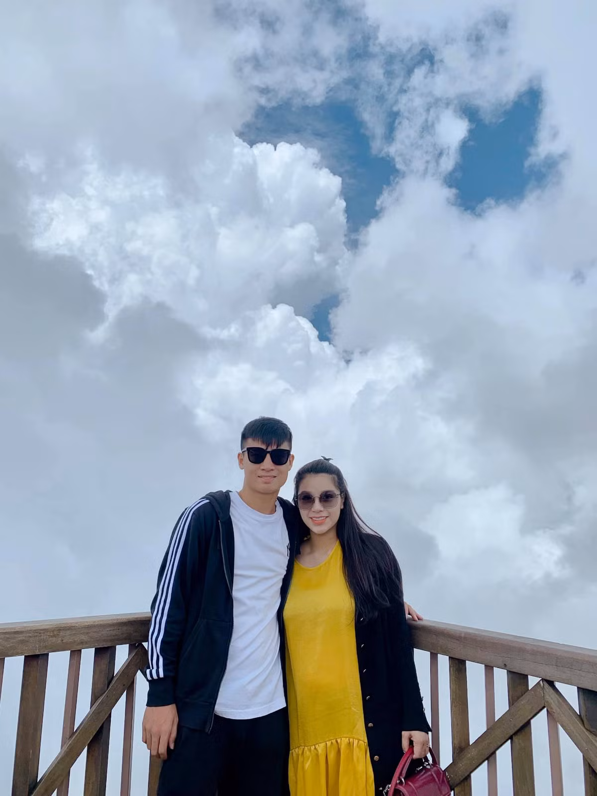 Thời gian gần đây, Khánh Linh còn kinh doanh thêm mặt hàng hoa quả nhập khẩu, rượu ngoại trên mạng xã hội. Sinh ra trong một gia đình kinh doanh nên cô nàng nhạy bén, sắc xảo buôn bán.