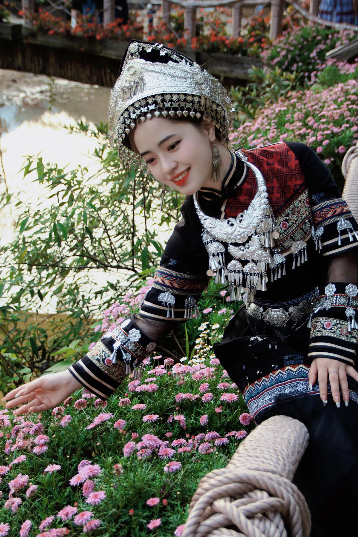 Từ những tấm ảnh chụp chung cùng nhiều khách du lịch Hà Giang, cô gái Vương Sinh (sinh năm 2003) nổi tiếng trên mạng xã hội.