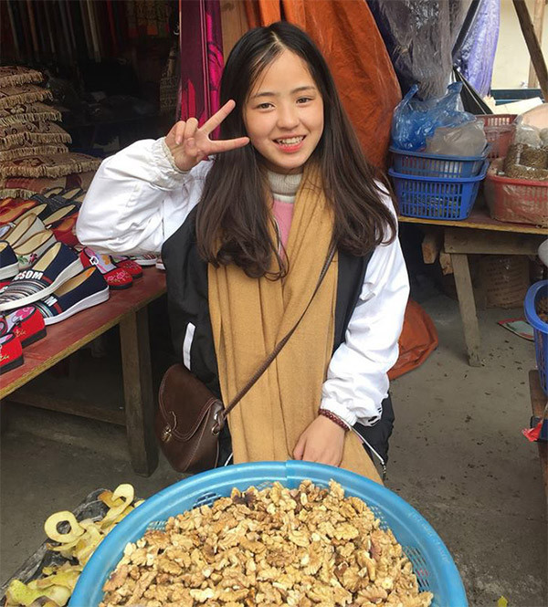 Hình ảnh năm xưa được netizen đăng tải chụp oại khoảnh khắc Vương Sinh đang bán hàng cho khách du lịch.