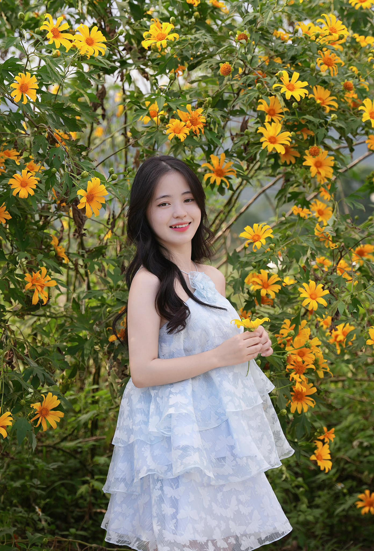 Không chỉ bán hàng, nhiều lần, cô gái 15 tuổi còn hát tặng người mua những câu hát của dân tộc Mông.