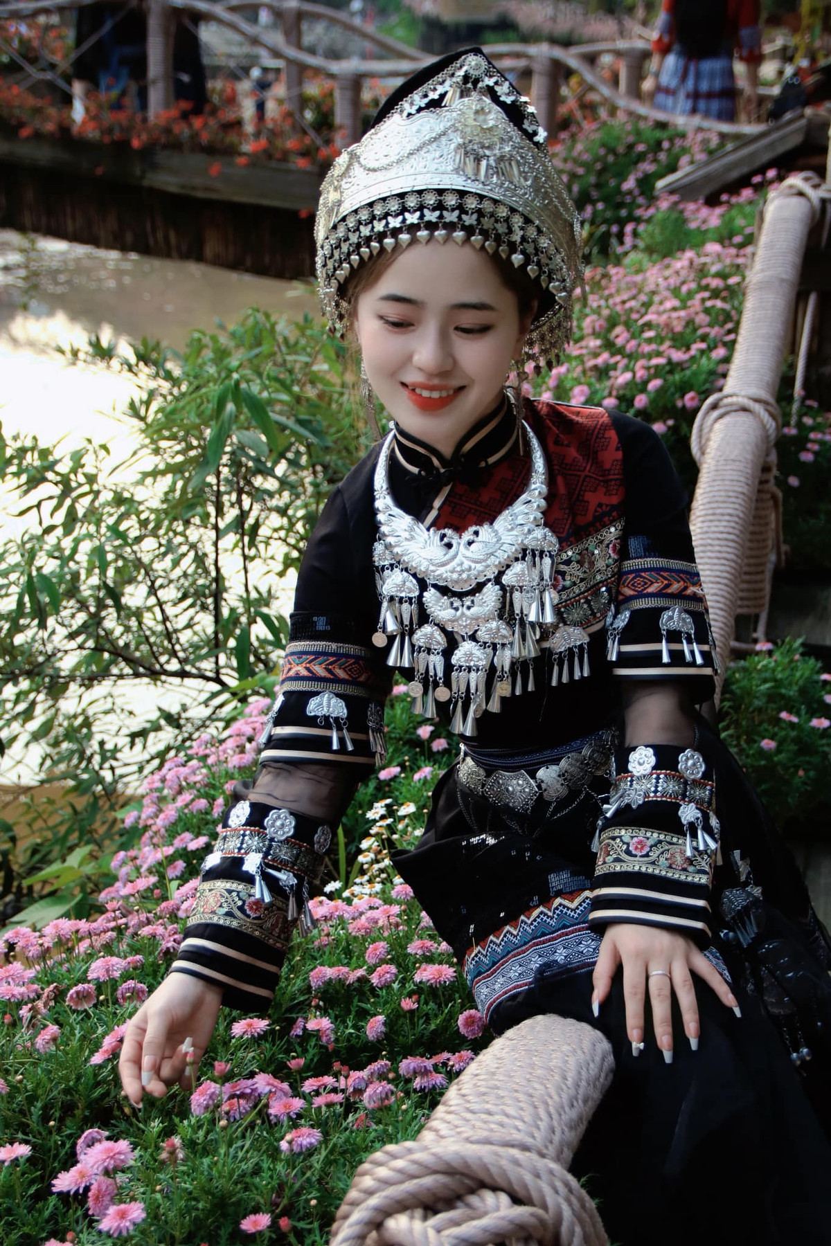 Mới đây, những hình ảnh mới được cô bé bán lê ngày nào đăng tải khiến nhiều người không khỏi bất ngờ. Từ một cô bé vùng cao nhem nhuốc đi bán hoa quả mưu sinh, giờ đây Sinh đã lớn thành 1 thiếu nữ xinh đẹp.