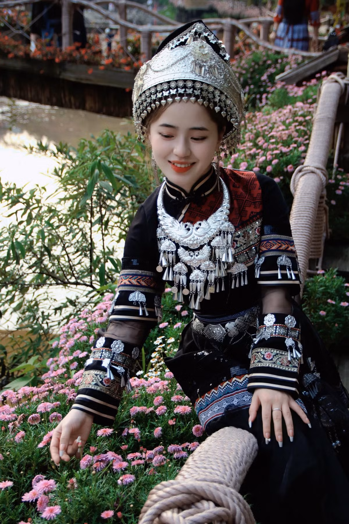 Mới đây, những hình ảnh mới được cô bé bán lê ngày nào đăng tải khiến nhiều người không khỏi bất ngờ. Từ một cô bé vùng cao nhem nhuốc đi bán hoa quả mưu sinh, giờ đây Sinh đã lớn thành 1 thiếu nữ xinh đẹp.