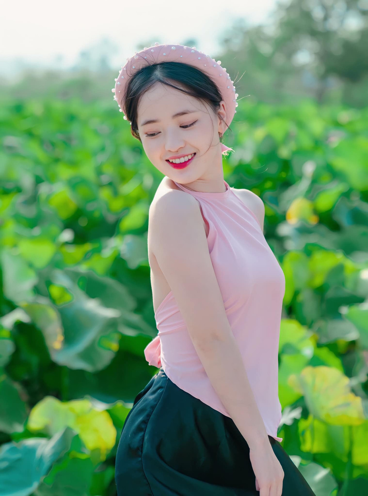 Vương Sinh trong bộ ảnh với tà áo yếm duyên dáng.