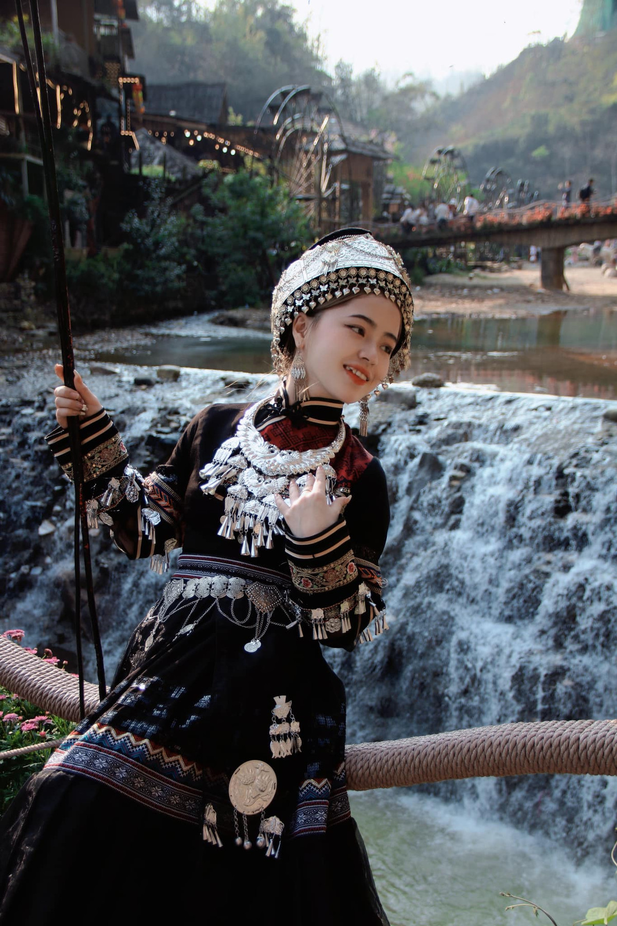 Sở hữu vẻ bề ngoài dễ thương, gương mặt xinh xắn khả ái, Sinh luôn được nhiều người đi qua chụp hình lén, xin chụp ảnh chung.