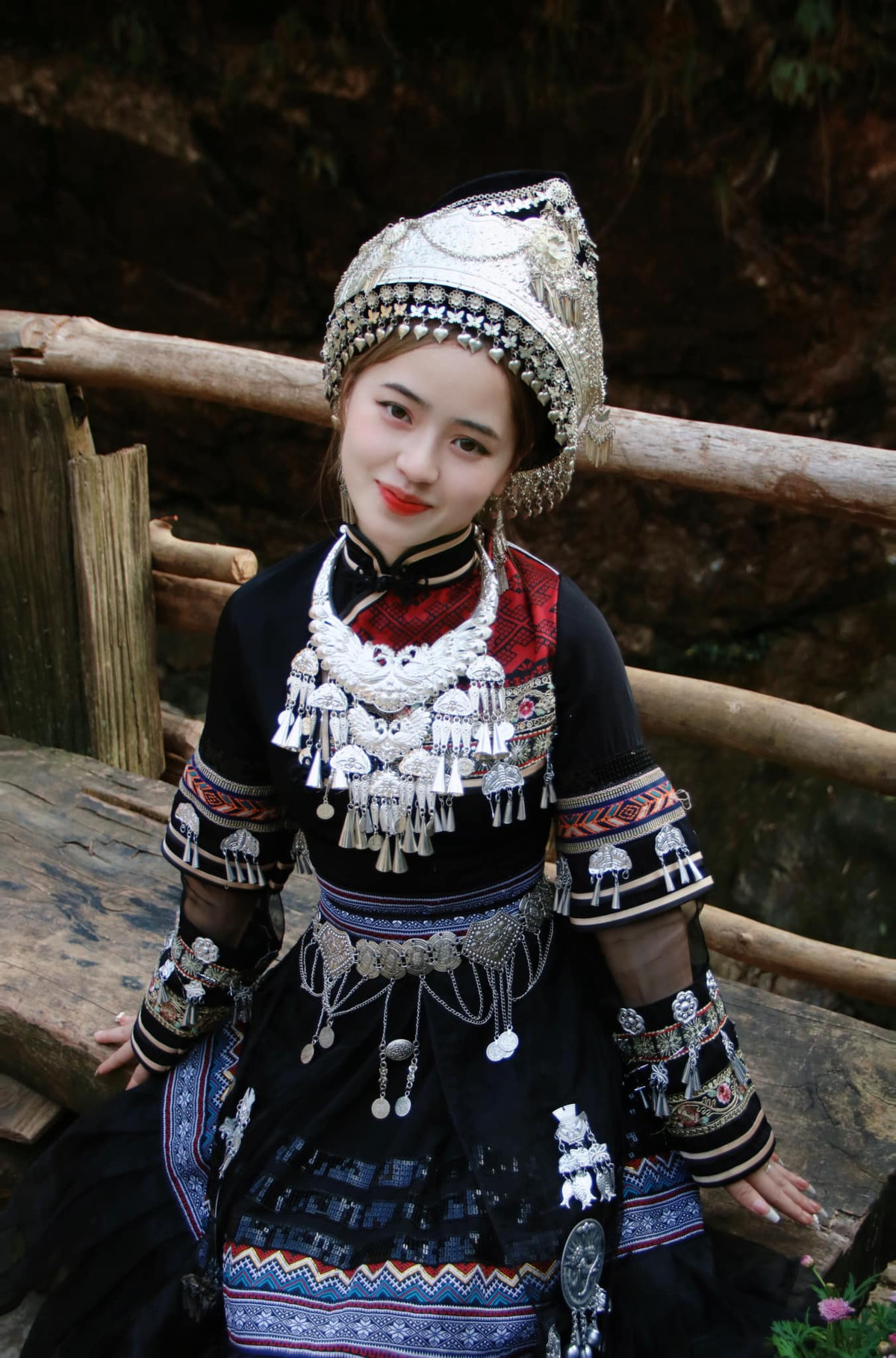 Sinh mặc bộ đồ dân tộc mình, tóc búi cao và trang điểm. Trông cô gái còn xinh đẹp và thu hút hơn trước rất nhiều.