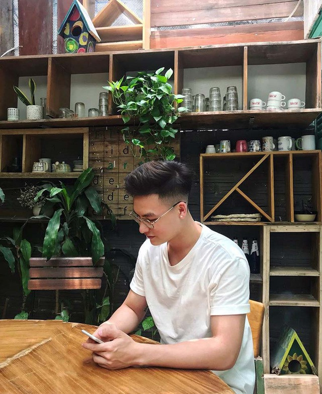 Trên trang cá nhân, Thắng thường xuyên chia sẻ nhiều hình ảnh đẹp, đặc biệt là khoe góc nghiêng với chiếc mũi cao khiến cánh chị em điên đảo.