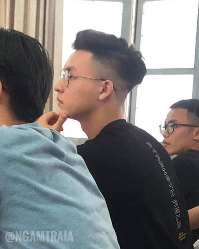 Nguyễn Xuân Thắng là nam sinh Bách Khoa từng nổi lên với bức ảnh chụp trộm khi đang chăm chú nghe giảng, đồng thời góc nghiêng thần thánh này còn được dân mạng hết lời khen ngợi.