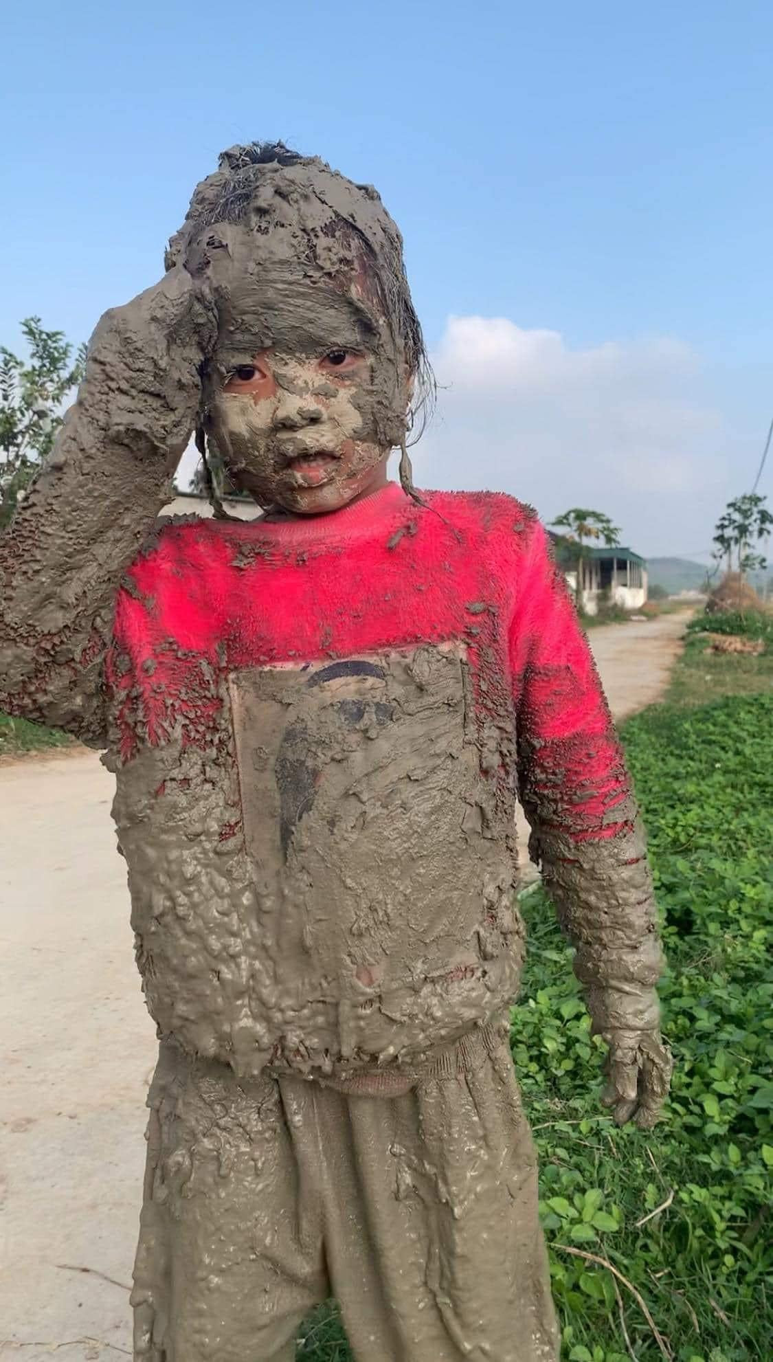 Một pha "tắm bùn thiên nhiên" đến bố mẹ cũng nhận không ra...