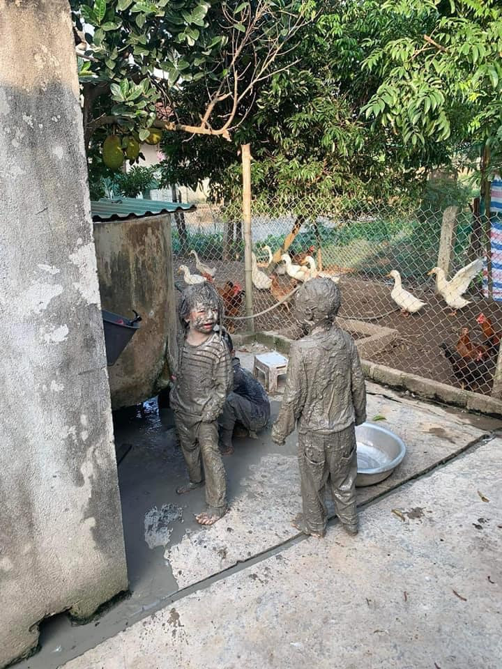 Nhiều người lại cho rằng đây sẽ là kỉ niệm đẹp của tuổi thơ, thay vì chỉ nhìn vào màn hình máy tính, điện thoại thì đây sẽ là "sự kiện đáng nhớ" khi trưởng thành.