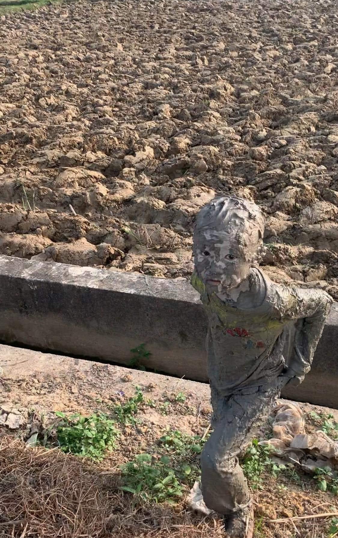 Vì trời khá nắng nên bùn đã bị se lại, dính chặt vào người.