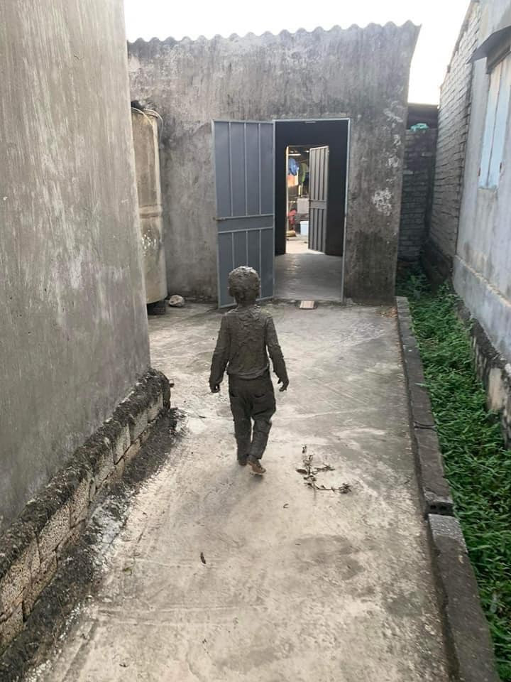 Nhiều người bày tỏ không nhịn nổi cười: "Bà tâm thâm tâm gào thét không biết mấy đứa này bao giờ mới hết nghỉ hè đây", "kỉ niệm tuổi thơ, sau này xem lại chắc sẽ cười nhiều lắm", "chịu luôn đấy haha".