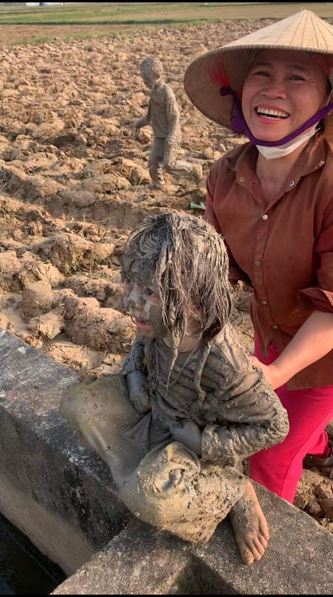 Bà ngoại cũng chỉ biết cười bất lực.