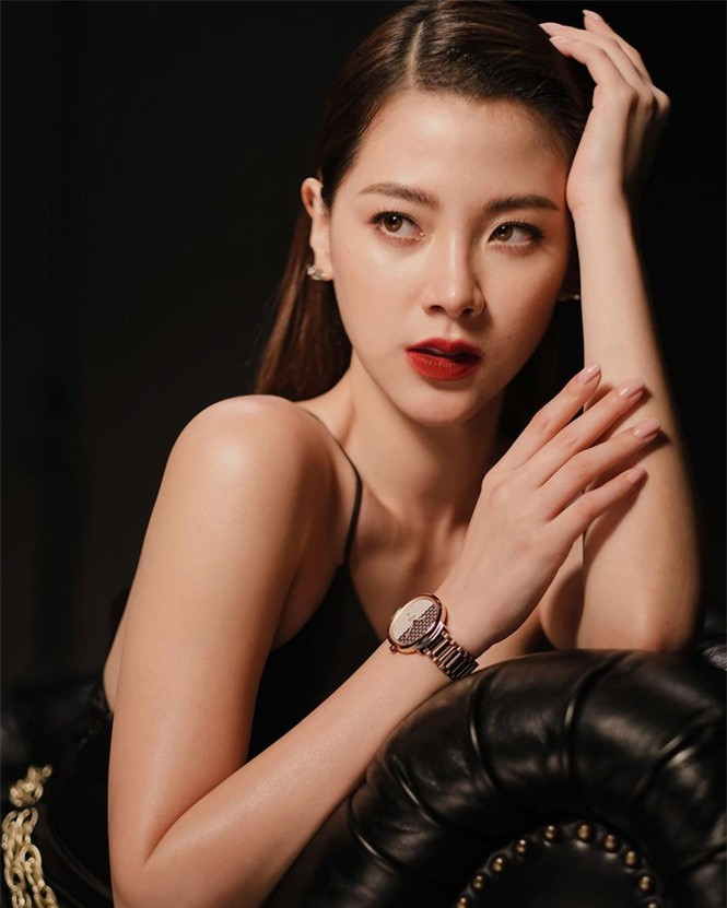 Người đẹpsinh năm 1992, cao 1m65, sở hữu dáng vóc bốc lửa. Quyến rũ và có lợi thế hình thể, cô đóng phim từ năm 16 tuổi và là người mẫu vô cùng đắt sô.