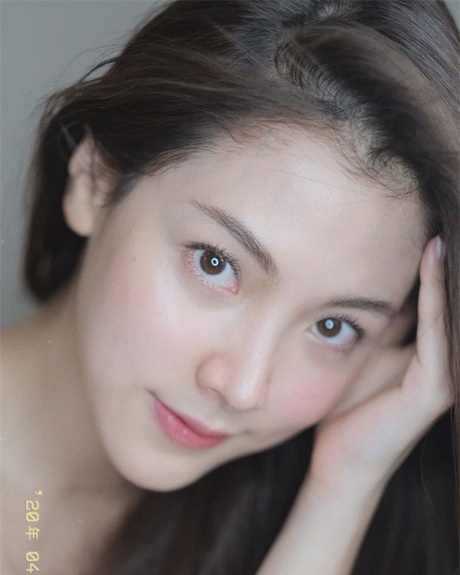 Ảnh mặt mộc không son phấn của người đẹp "Chiếc lá bay" càng khiến các fan trầm trồ.