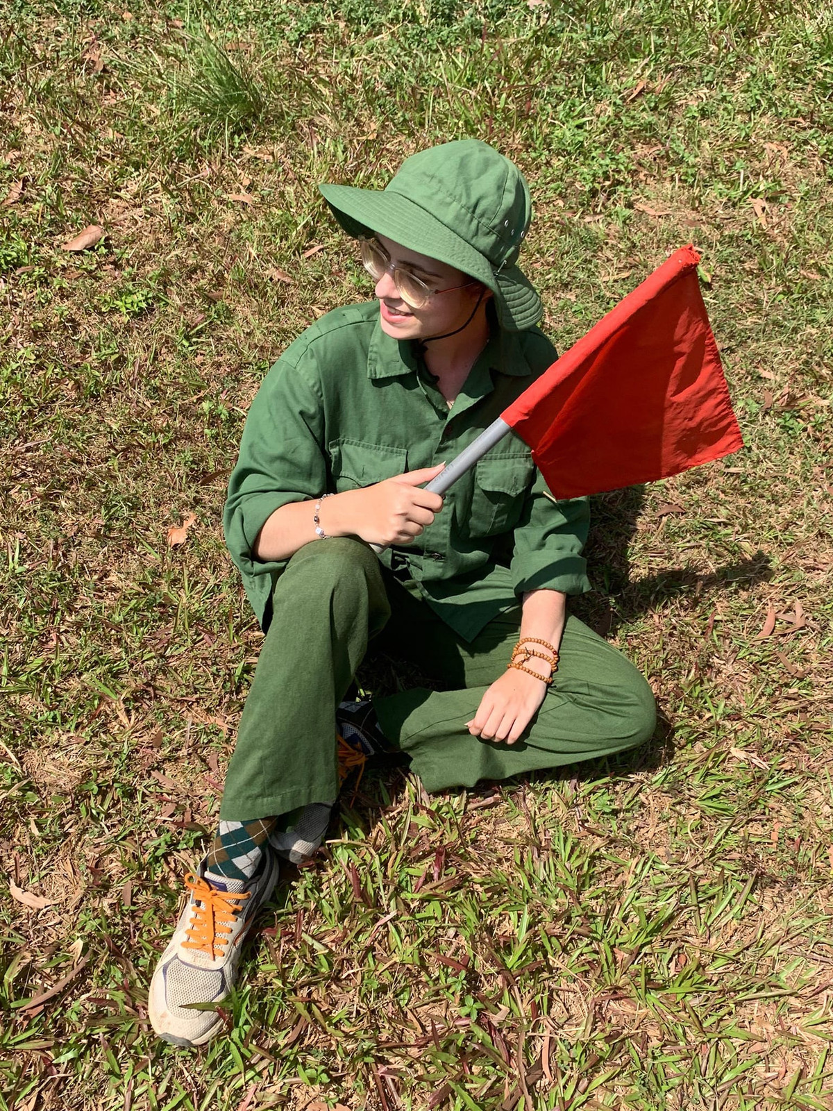 Trải qua những ngày đầu, nữ sinh lại càng thích thú hơn khi được trải nghiệm đa dạng các hoạt động trong trung tâm như: Chơi bóng chuyền, tập thể dục buổi sáng, xếp dọn nhà ăn, quét cỏ lá ngoài sân, gấp xếp nội vụ, tập hành quân.