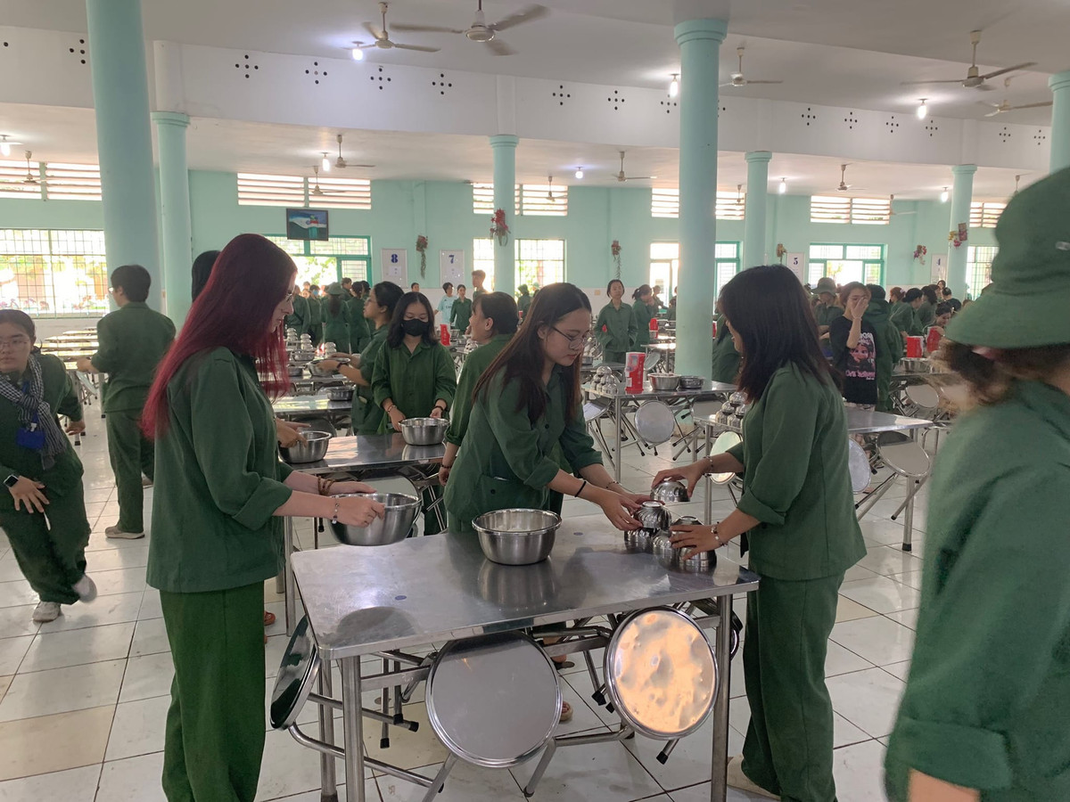 Cô nàng hòa nhập rất tốt với môi trường rèn luyện quân đội, vì vậy cô cũng được rất nhiều bạn bè yêu mến.