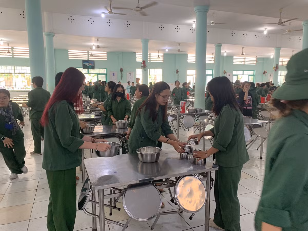 Cô nàng hòa nhập rất tốt với môi trường rèn luyện quân đội, vì vậy cô cũng được rất nhiều bạn bè yêu mến.