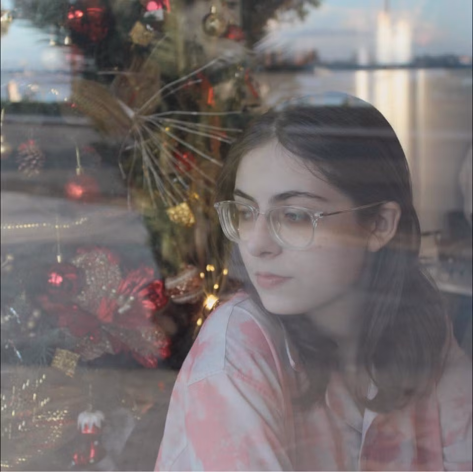 Trên trang Facebook cá nhân, cô bạn là người khá kín tiếng, tuy nhiên bên ngoài, cô rất hòa đồng với bạn bè.