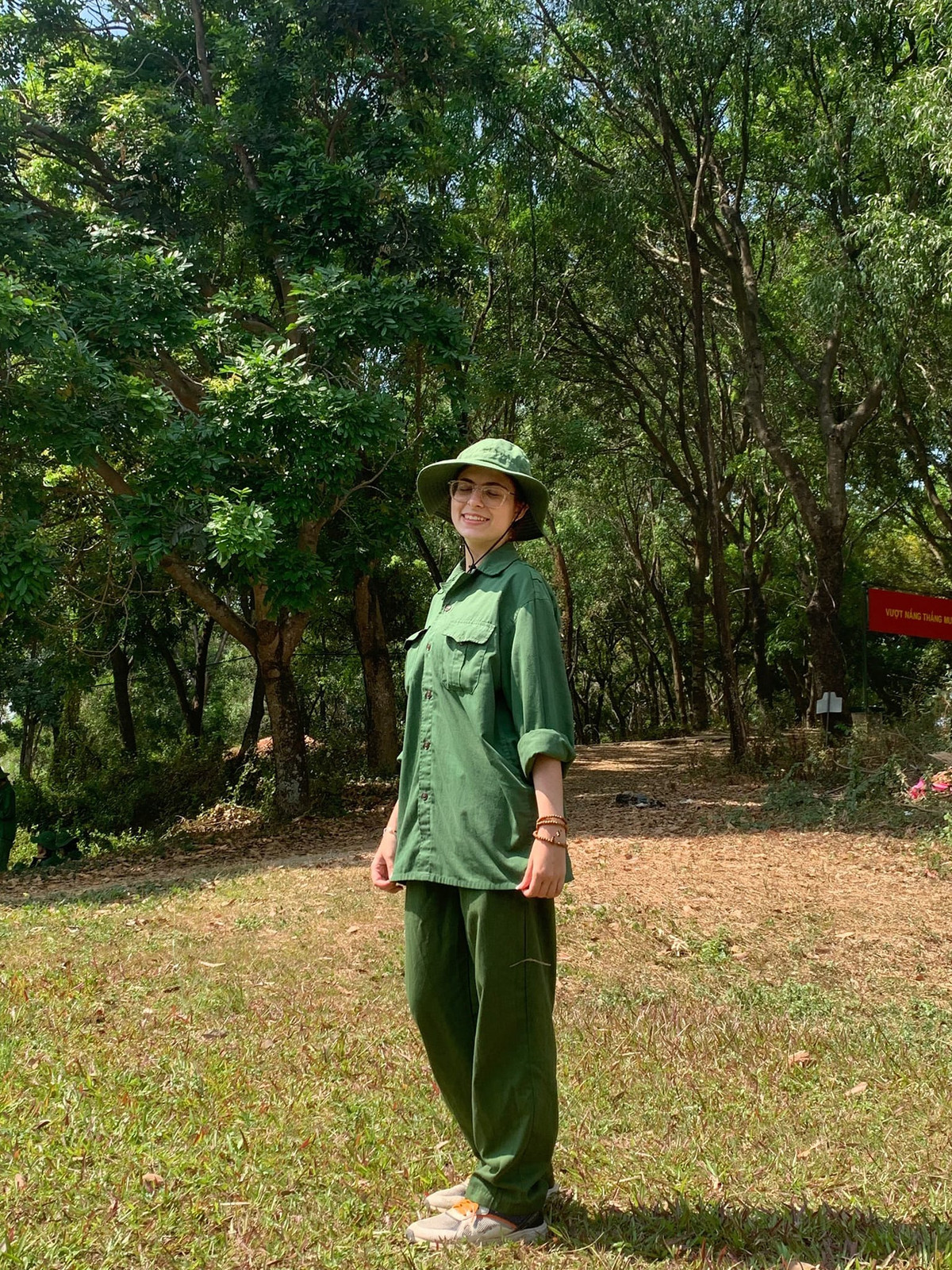 Pika tỏ ra rất vui vẻ và thích thú trong bộ đồ quân sự, mang mũ tai bèo như những cô giải phóng quân.