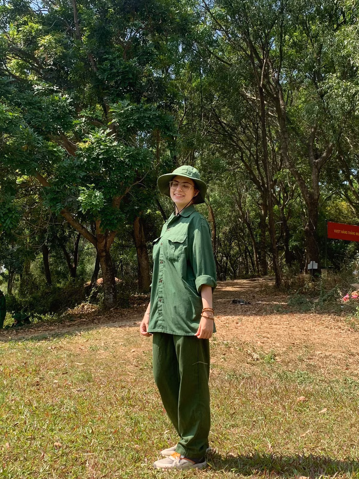 Pika tỏ ra rất vui vẻ và thích thú trong bộ đồ quân sự, mang mũ tai bèo như những cô giải phóng quân.