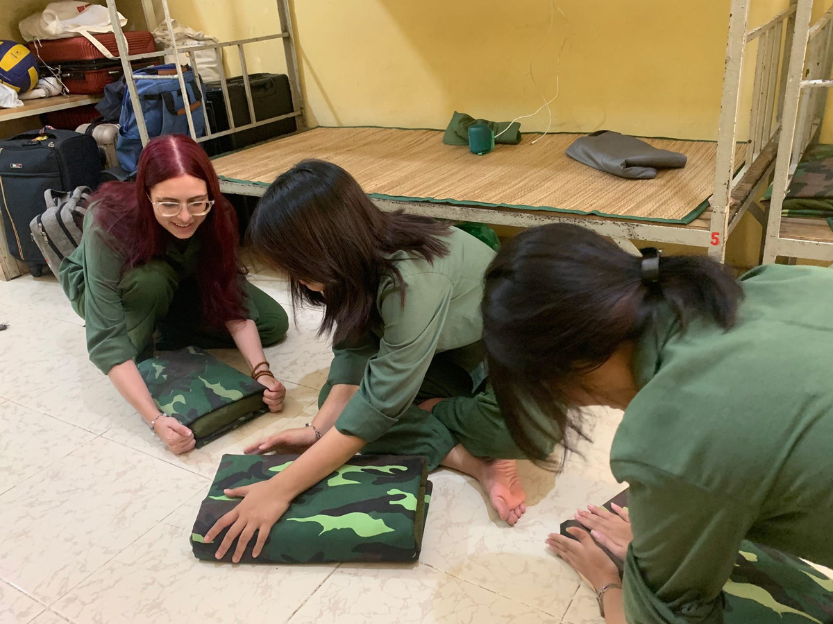 Cô nàng thực hành gấp chăn cùng với các bạn