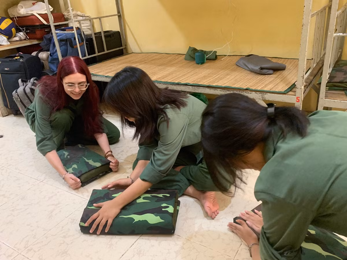 Cô nàng thực hành gấp chăn cùng với các bạn