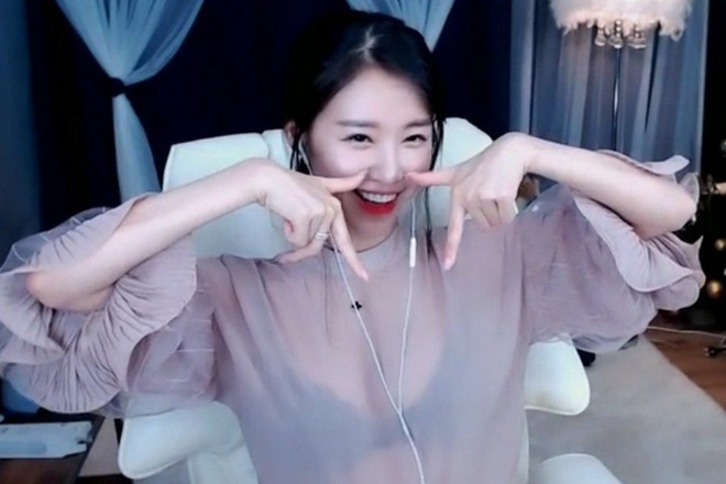 Nhiều người hâm mộ cho rằng nữ streamer bị tố cáo chính là Ellin, thành viên Crayon Pop - nhóm nhạc thần tượng Kpop. Cùng thời điểm đó, cô nàng đã chuyển trang cá nhân sang chế độ riêng tư và vô hiệu hoá bình luận trên Youtube.