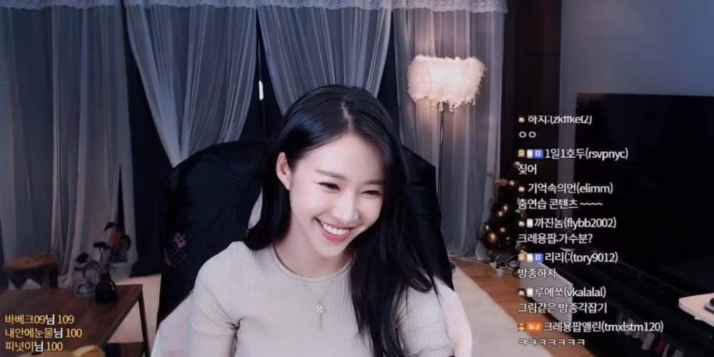 Cũng như tất cả các streamer khác, cô nàng chỉ giao lưu, nói chuyện với người hâm mộ, thi thoảng cover lại một số bài hát. Tuy nhiên, cô đặc biệt ở chỗ sở hữu nhan sắc xinh xắn như nữ thần lại thường xuyên mặc trang phục sexy, khoe trọn vòng 1 đầy đặn.