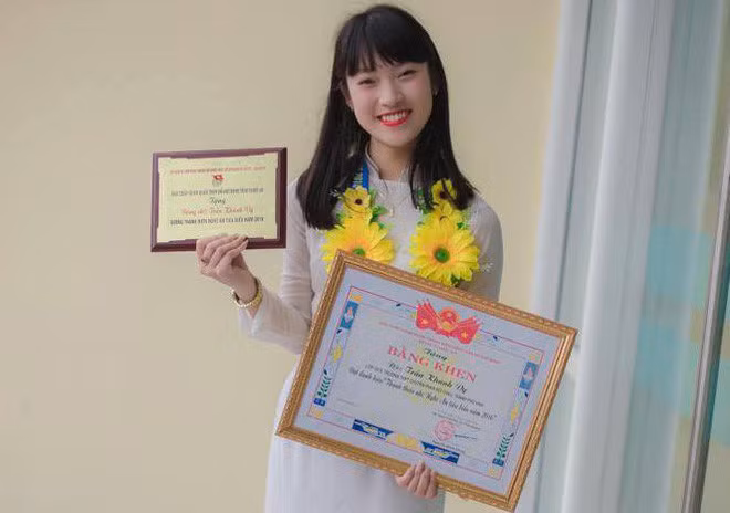 Hot girl đa tài - Khánh Vy là cựu học sinh chuyên Anh của trường THPT chuyên Phan Bội Châu (Nghệ An). Khi còn đi học, cô bạn tạo thiện cảm với người đối diện nhờ gương mặt sáng, mái tóc cắt bằng dễ thương và nụ cười tươi đã thành "thương hiệu".