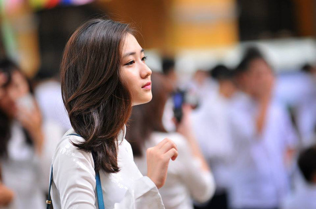 Dù chỉ trang điểm nhẹ nhàng và mặc áo dài trắng, gương mặt xinh xắn, dễ thương của Trâm Anh được so sánh với Yoona (SNSD). Hot girl Trâm Anh từng là học sinh trường THPT Phan Đình Phùng (Hà Nội).