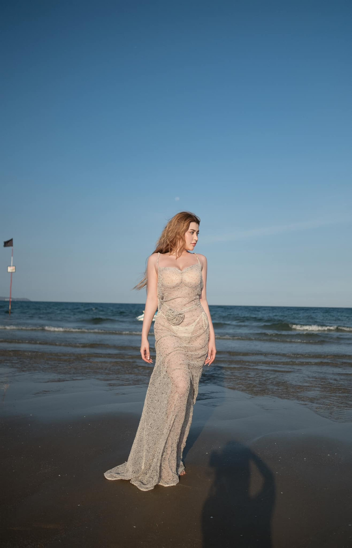 Cô nàng mới đây đã đăng tải những bức ảnh chụp ở biển, với trang phục là chiếc váy dạng lưới xuyên thấu, nhìn thấy nội y bên trong.