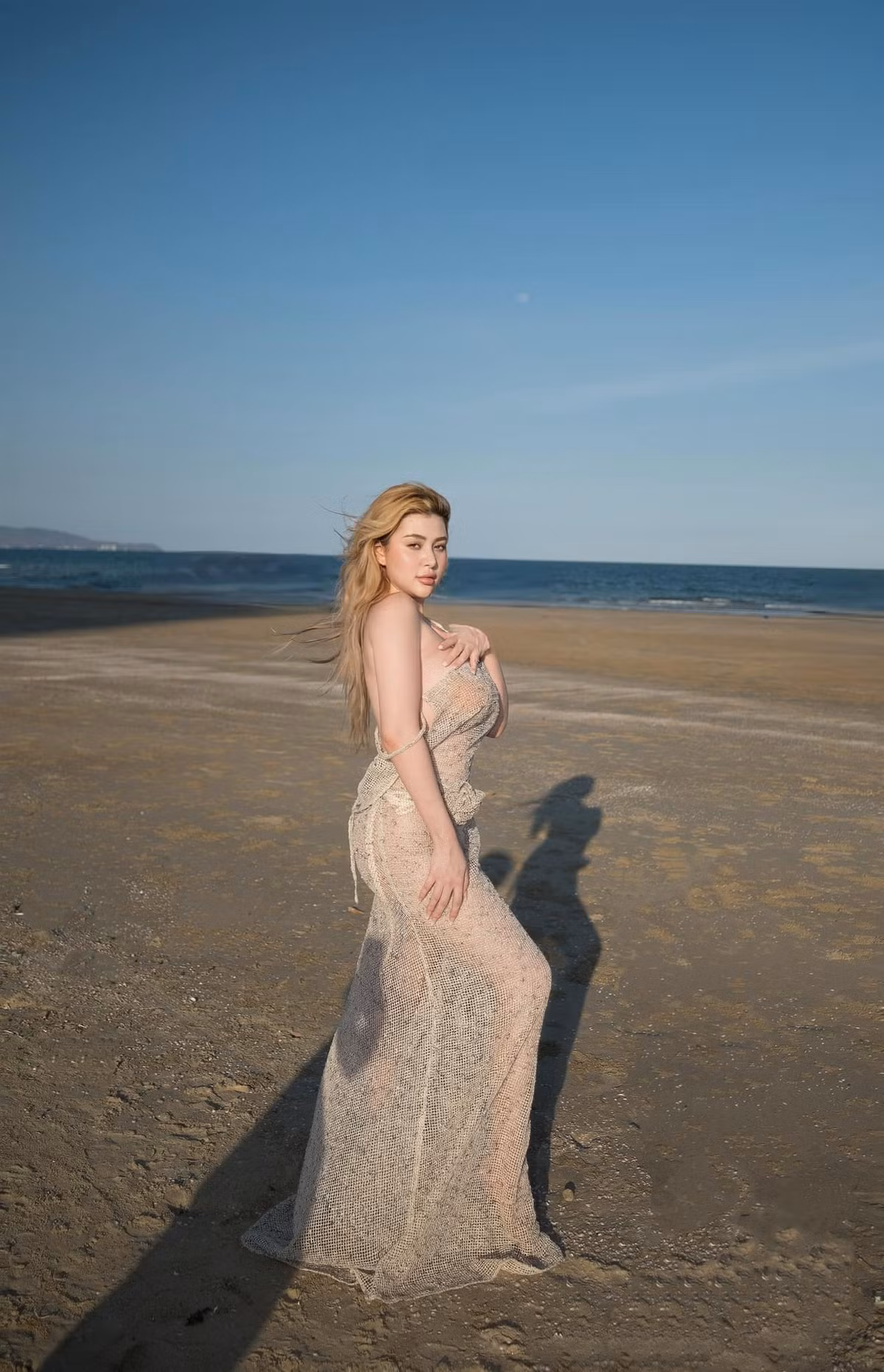 Sunna gây chú ý bởi gương mặt xinh xắn, đôi mắt to tròn, sống mũi cao cùng làn da trắng mịn. Đặc biệt, thân hình cô khá mũm mĩm nhưng lại vô cùng quyến rũ.