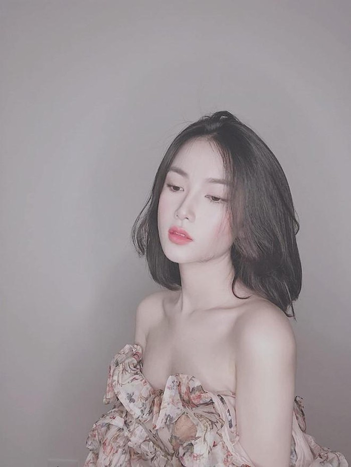 Trước đó, khi thông tin hẹn hò với Bùi Tiến Dũng xuất hiện, Khánh Linh từng đăng tải một dòng trạng thái trên mạng xã hội với nội dung: "People believe what they want to believe" (Dịch: Người ta chỉ tin vào những điều họ muốn tin).