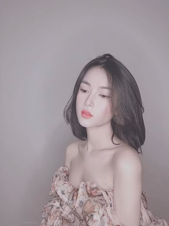 Trước đó, khi thông tin hẹn hò với Bùi Tiến Dũng xuất hiện, Khánh Linh từng đăng tải một dòng trạng thái trên mạng xã hội với nội dung: "People believe what they want to believe" (Dịch: Người ta chỉ tin vào những điều họ muốn tin).