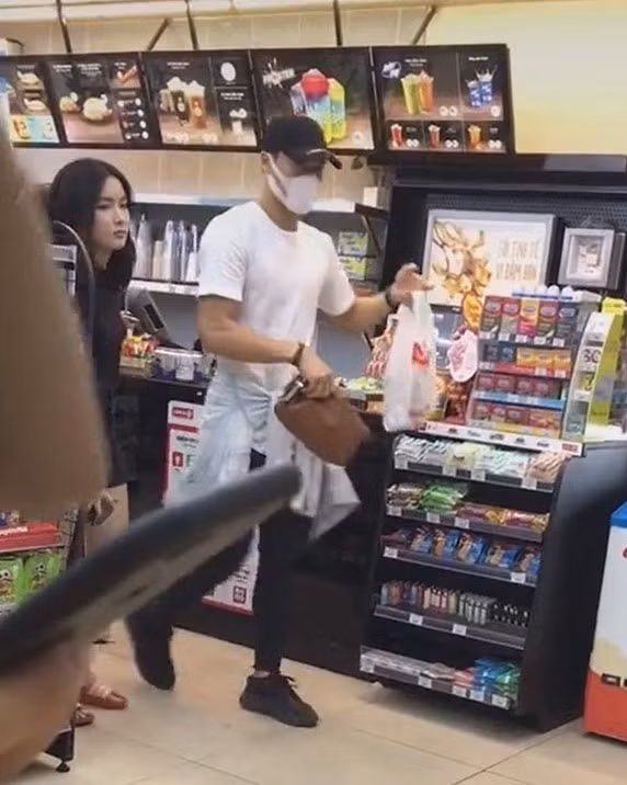 Rất nhanh sau đó, danh tính của cô gái đi bên cạnh thủ môn Bùi Tiến Dũng đã được tìm ra. Được biết, cô là Phạm Khánh Linh, cựu sinh viên ĐH Ngoại thương và hiện đang làm MC của VTV.