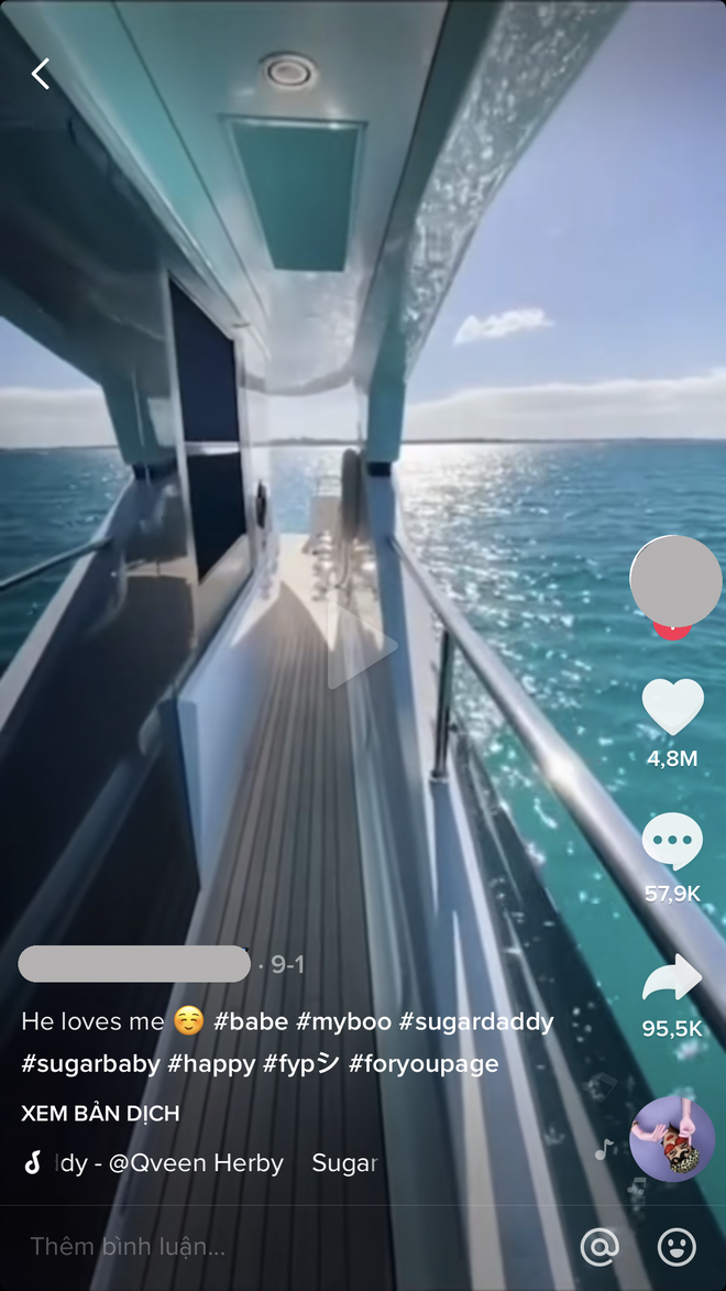 Dòng trạng thái "He loves me" (anh ấy yêu tôi) kèm hình ảnh về một chuyến đi trên du thuyền sang chảnh.