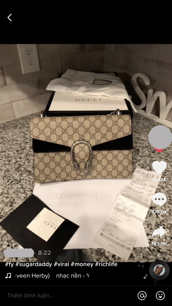 Nhiều sugar baby thu hút hàng triệu lượt xem khi khoe lối sống xa hoa trên TikTok. Một chủ tài khoản Tiktok đã đăng hình ảnh chiếc túi hiệu xa xỉ cùng hóa đơn với con số khổng lồ lên Tiktok, video thu hút hàng triệu lượt thích và tương tác.
