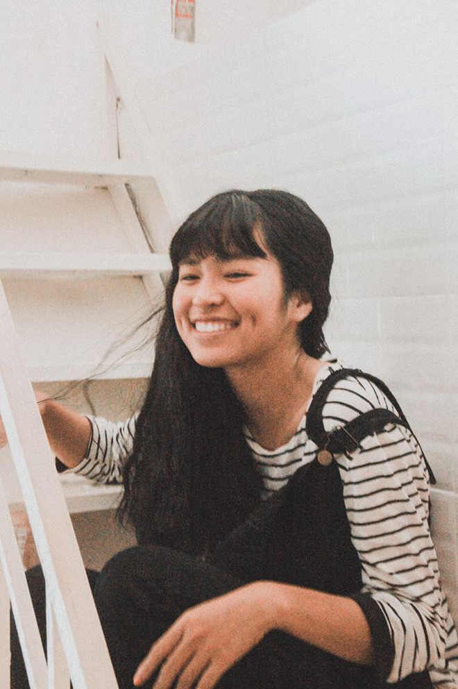 Làn da không khuyết điểm cùng mái tóc ngố khiến Khánh Vân hack tuổi cực đỉnh.