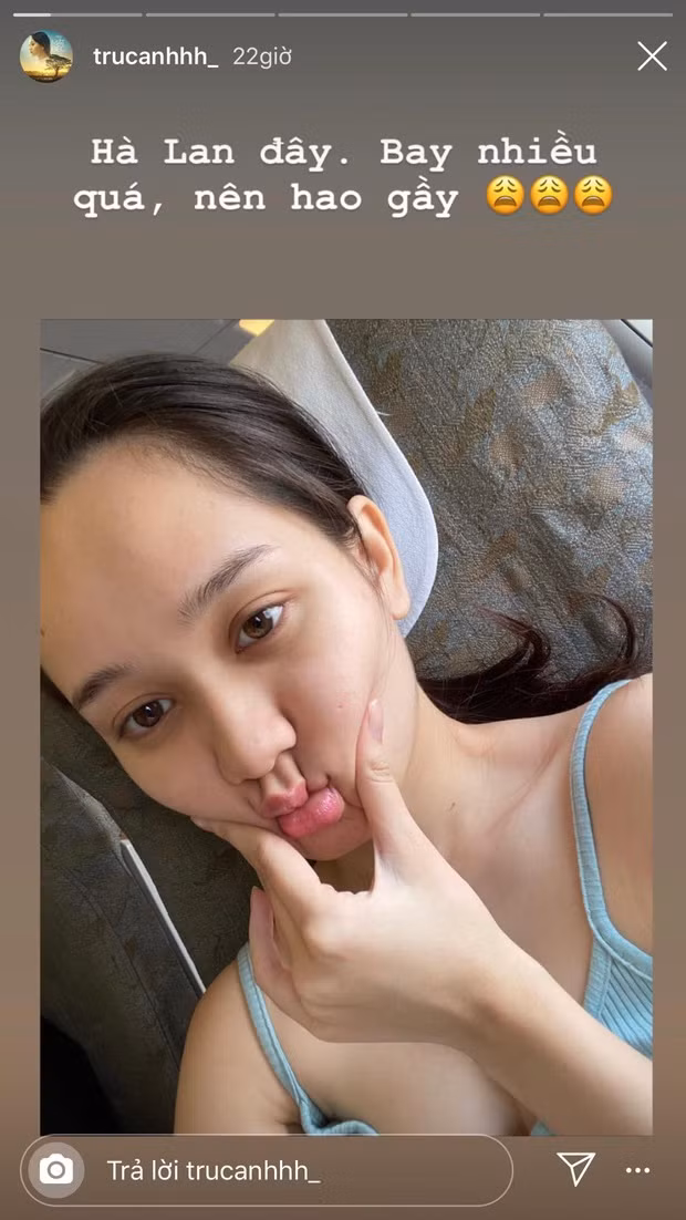 Nước da mịn màng, trắng hồng, đôi mắt to cực kỳ thu hút của Trúc Anh vẫn không thay đổi dù không được trang điểm. Như thế này bảo sao mà cả Ngạn và Dũng đều say như điếu đổ.