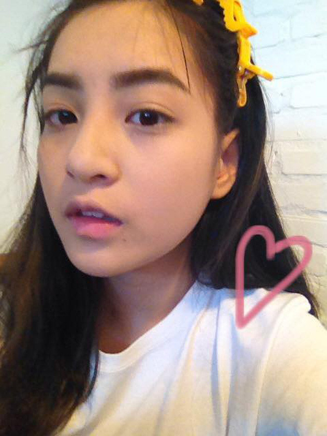 Giống như "tình địch" Trúc Anh, Thảo Tâm cũng không ngại chia sẻ hình ảnh chưa trang điểm, đầu tóc rối bù lên mạng xã hội. Mặc dù mặt mộc không đến mức sắc sảo nhưng cô nàng cũng khiến người khác hết lòng ghen tỵ bởi nước da ít khuyết điểm mà không khác quá nhiều so với khi lên hình.