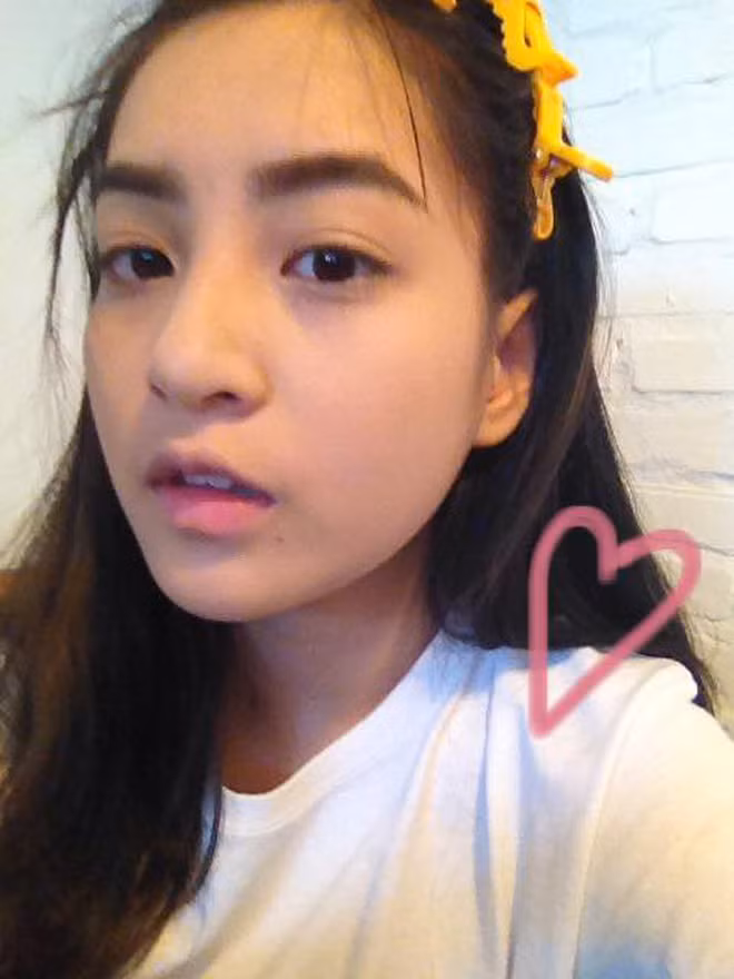 Giống như "tình địch" Trúc Anh, Thảo Tâm cũng không ngại chia sẻ hình ảnh chưa trang điểm, đầu tóc rối bù lên mạng xã hội. Mặc dù mặt mộc không đến mức sắc sảo nhưng cô nàng cũng khiến người khác hết lòng ghen tỵ bởi nước da ít khuyết điểm mà không khác quá nhiều so với khi lên hình.