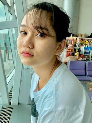 Xinh đẹp tự nhiên vốn có nên Trúc Anh dù có trang điểm đậm hay nhạt đều cực thu hút. Cô nàng cũng không hề ngần ngại khoe ảnh chưa trang điểm trên mạng xã hội. Nhiều khán giả nhận xét rằng, mặt mộc của "hot girl Mắt biếc" không có quá nhiều sự khác biệt so với trên màn ảnh rộng bởi vào vai cô bé nhà quê từ những năm 90 nên cô nàng cũng không được trang điểm quá kỹ càng.