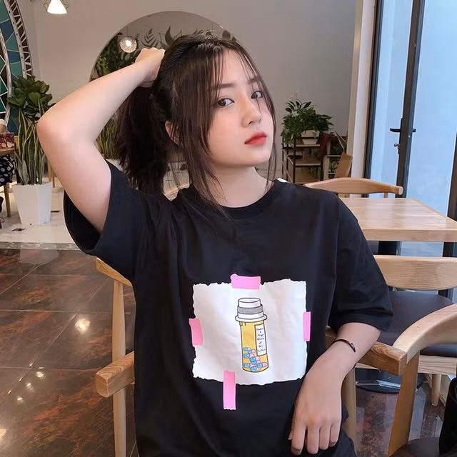 Cô nàng luôn được mọi người xung quanh yêu quý nhờ tính cách thân thiện, hòa đồng và cô gái hiểu chuyện