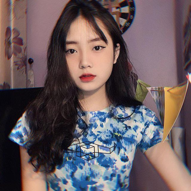 Hiện tại, những hình ảnh xinh xắn của nữ sinh Bắc Ninh Nguyễn Thị Dương vẫn đang nhận về “cơn mưa lời khen” từ phía cư dân mạng. Nguồn ảnh: FBNV