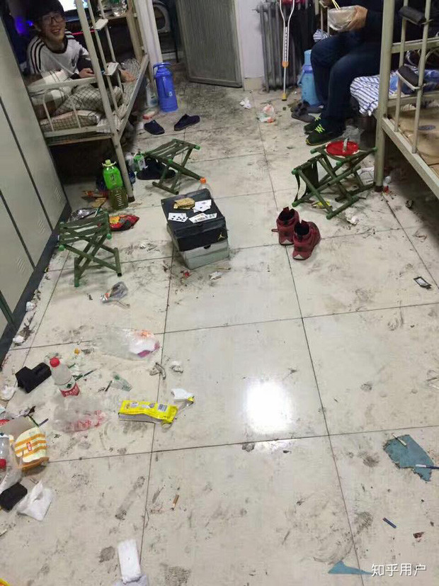 Mới đây, trên mạng xã hội Trung Quốc xuất hiện một cuộc đua vô cùng kỳ cục, mục đích của cuộc đua này là tìm ra người ở bẩn nhất. Dù chẳng hay ho gì nhưng bất ngờ thay, chủ đề này lại được nhiều người hưởng ứng nhiệt tình, đa số là vào "bóc phốt" bạn bè.