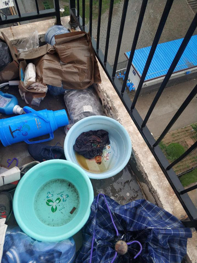 Sau một cơn mưa, chiếc quần trong chậu phải ra thành màu nâu đậm của đất, đủ hiểu chủ nhân đã để chúng ở đây lâu như thế nào rồi.